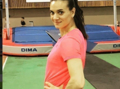 Елена Исинбаева снялась с соревнований из-за травмы 