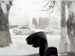 На юге Волгограда из-за фур транспортный коллапс: видео автомобилистов