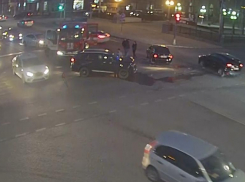 Авария на Комсомольской в Волгограде, где пострадал 9-месячный ребенок, попала на видео