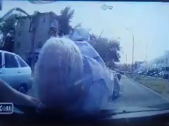 На видео попало смертельное ДТП на юге Волгограда