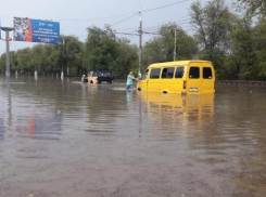 Власти Волгограда из-за дождя закрыли движение по двум из трех существующих продольных магистралей города