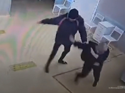 Пьяный пациент избил сотрудницу больницы в Волгограде: видео