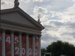 Андрей Малахов прогулялся по главной площади Волгограда перед репетицией большого концерта