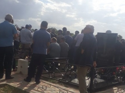 Плачущий глава семейства похоронил в Волгограде жену и убитых ею дочерей