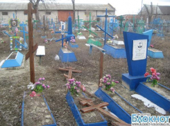 Вандалы снова разгромили старое кладбище в Урюпинске