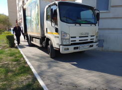 В Волгограде машины «Красное и белое» паркуются на тротуарах