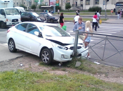 В Волгограде лихач врезался в ограждение тротуара