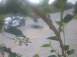 Четырнадцатилетний на ходу слетел с мотоцикла в Волгограде — видео