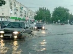Мощный дождь затопил город в Волгоградской области: видео