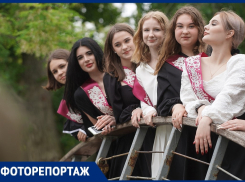 Танцы на набережной и разноцветные ленты: мокрый Последний звонок прозвенел в Волгограде
