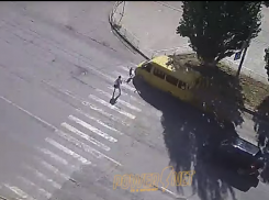 Маршрутка сбила 2-летнего мальчика: жуткое ДТП в Волжском попало на видео