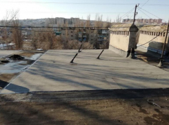 Многодетной волгоградке починили крышу спустя два года, но исключительно над ее квартирой