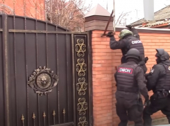 Русской пробили голову: в Волгограде ОМОН устроил облаву в цыганском посёлке