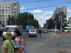 На севере Волгограда прямо на дорогу высыпали кучу щебня 