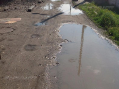 В поселке Рабочий при ремонте трубопровода разрушили дорогу  