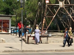 Волгоградцы устроились с шашлыком и мангалом около перекрестка