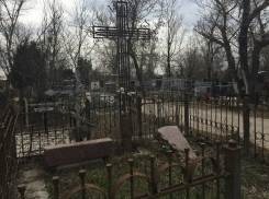 В Волгограде проходят экскурсии по Дмитриевскому кладбищу 
