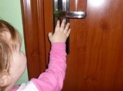 В Волгограде спасатели вытащили из запертого дома годовалого ребенка через люк 