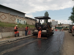 В Волгограде рабочие укладывают асфальт на улице Бурейской 