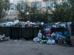 Волгоградцы продолжают задыхаться в тоннах залежей мусора, пока их откапывают 