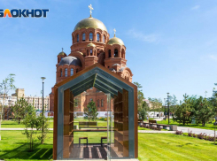 Волгоградцы три года ждали ремонта двери в библиотеке образцового городского сквера