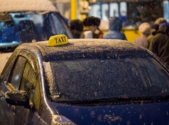 Волгоградец с пистолетом угнал Renault Logan у таксиста