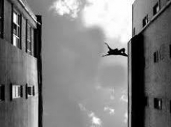 Под Волгоградом 22-летний сорвался с 5 этажа, забираясь по балконам 