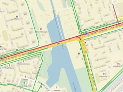 Юг Волгограда стоит в многокилометровой пробке