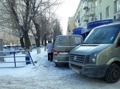 Автомобили инкассации перегородили пешеходную зону в центре Волгограда
