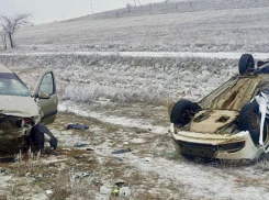 Трое волгоградцев погибли в страшном ДТП в Калмыкии, еще шестеро в больницах