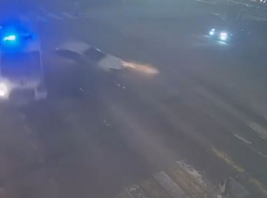 Столкновение скорой помощи с «Вестой» в центре Волгограда попало на видео
