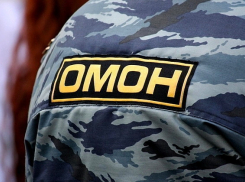 Угрожавший убийством своим родителям сотрудник ЧОПа напал на ОМОН в Волжском