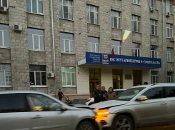 Иномарки столкнулись лоб в лоб возле волгоградского института