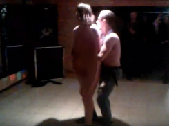 Избиение голой камышанки за извращенные танцы с незнакомцем попало на видео 