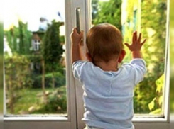 В Волгограде годовалый ребенок выпал с окна первого этажа