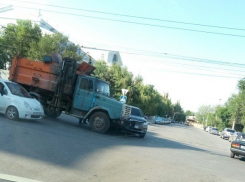 На севере Волгограда старый мусоровоз протаранил новый кроссовер