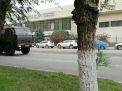 Проезд техники с военными в центре Волгограда сняли на видео