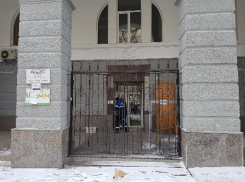 Здание в самом центре Волгограда угрожает жизням людей