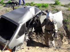 27-летнюю девушка-водителя зажало между ВАЗом и Volkswagen в ДТП с тремя пострадавшими под Волгоградом 