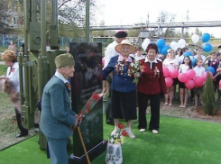 На юге Волгограда открыли памятник девушкам-защитницам