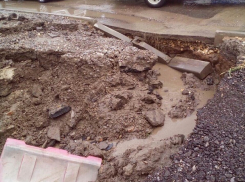 На проезде Дорожников в Волгограде вновь после дождя провалился грунт