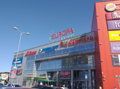 Платной сделали парковку перед торговым центром в Волгограде