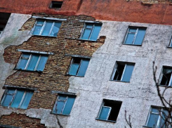 Депутат Госдумы заявил о разваливающемся многоквартирном доме в Волгограде