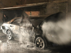 Toyota Camry сгорела в ночном пожаре в Волгоградской области