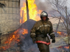 В Волжском на пожаре пострадал мужчина и 27 человек эвакуировано