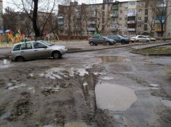 Kalina провалилась в асфальт на севере Волгограда