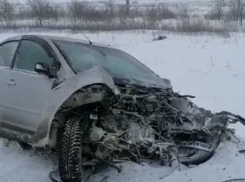 В Волгоградской области Ford занесло под фуру: видео ДТП с заснеженной трассы