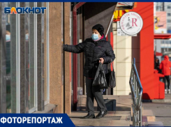 Волгоградцы привыкли к маскам, но не к перчаткам: фоторепортаж с улиц города