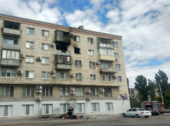 Полчаса тушили горящую квартиру в центре Волгограда в пятиэтажном доме