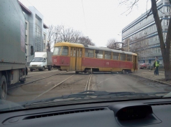 В центре Волгограда сошел с рельс  трамвай
